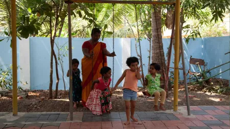 Kinder spielen auf dem Spielplatz der von World Vision finanziert wurde