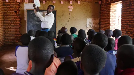 Kinder lernen und lesen gemeinsam in der Klasse