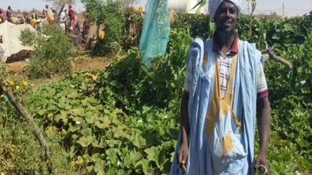 Ein Mann bewässert seinen Garten den er durch die Unterstützung von World Vision anlegen konnte