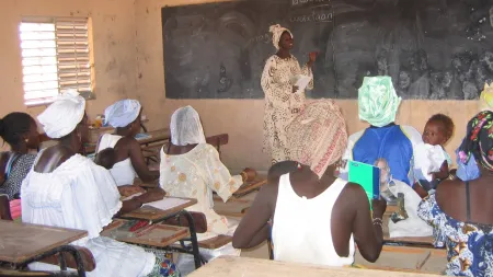 Eine Gruppe von Menschen lernt in der Schule
