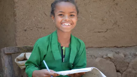 Kind aus Äthiopien lernt dank World Vision lesen