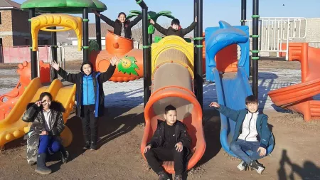 Kinder in der Mongolei auf einem Spielplatz