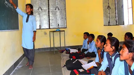 Mädchen vor der Klasse in Indien