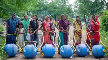 Frauen mit Wasserrädern in Indien