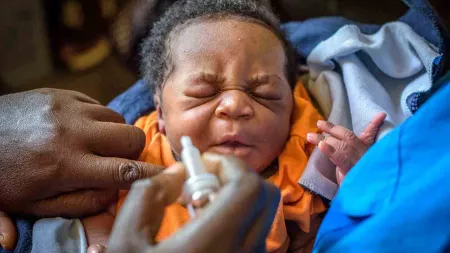 Kind erhält medizinische Versorgung