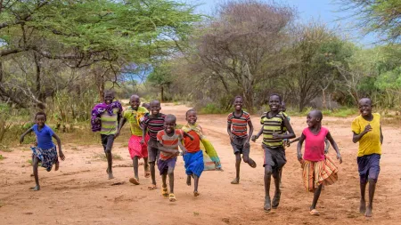 World Vision Stiftung: Kinder rennen fröhlich gemeinsam