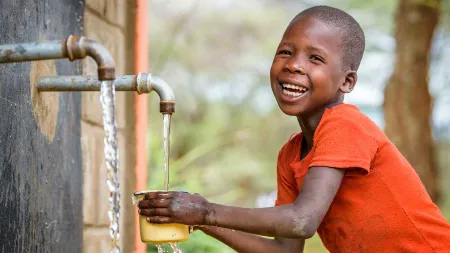 Kind freut sich über sauberes Wasser