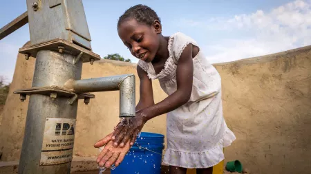 Kind am neuen Brunnen