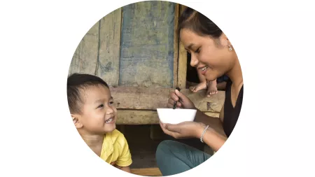Mutter in Vietnam füttert ihr Kind