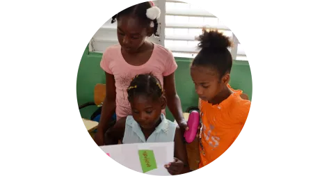 Mädchen in einem Klassenzimmer in der Dominikanischen Republik