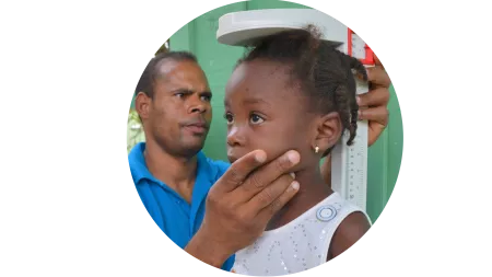 Mädchen bei einer Vorsorgeuntersuchung in der Dominikanischen Republik