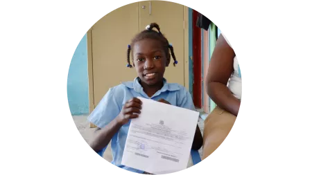 Mädchen mit Geburtsurkunde in der Dominikanischen Republik 
