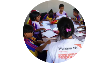 Schulung von Kindern durch World Vision-Mitarbeiterin in Indonesien