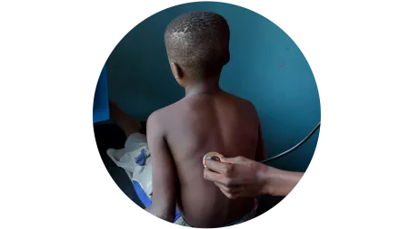 Junge im Kongo beim Arzt