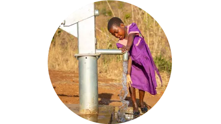 Mädchen an einem Brunnen in Malawi