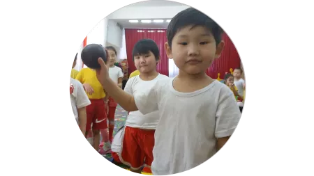 Kind im Kindergarten in der Mongolei