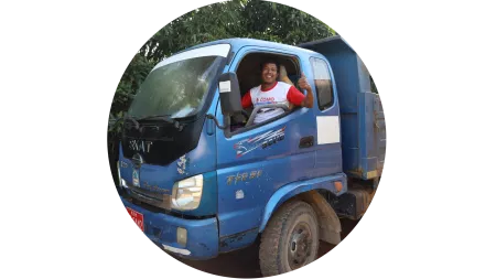 Mann im Lkw in Myanmar