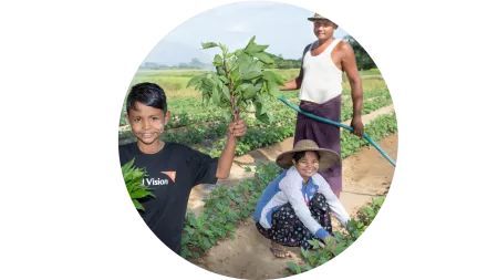 Familie bei der Feldarbeit in Myanmar