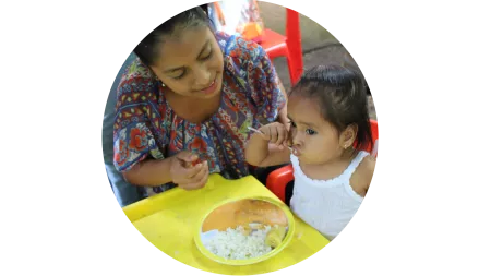 Eine Mutter in Nicaragua gibt ihrer Tochter zu essen.
