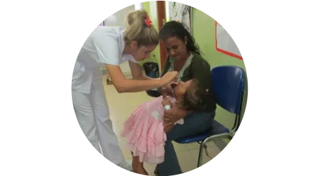 Mutter und Kind in Nicaragua beim Arzt