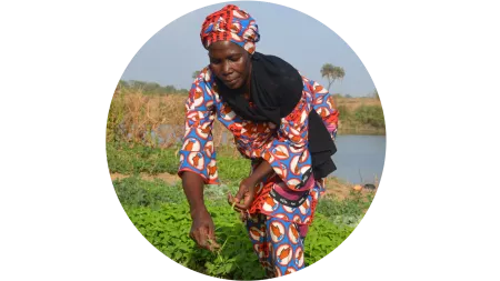 Frau im Tschad bei der Arbeit auf dem Feld
