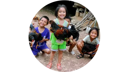 Kinder mit Hühnern in Vietnam