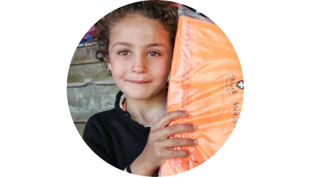 Mädchen im Libanon mit World Vision-Hilfspaket
