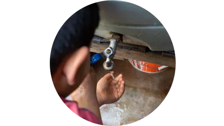 Junge im Libanon nimmt sich sauberes Trinkwasser 