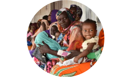 Mütter mit ihren Kindern vor einer Gesundheitsstation im Sudan