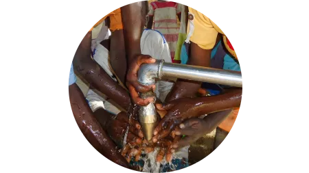 Kinderhände unter sauberem Wasser aus einem Hahn im Sudan