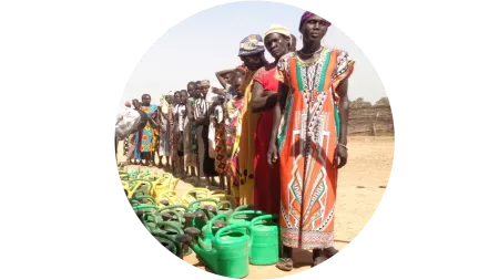 Frauen im Südsudan erhalten u.a. Gießkannen für den Gemüseanbau.