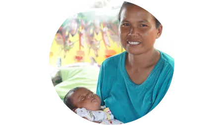 Mutter mit Säugling in Indonesien