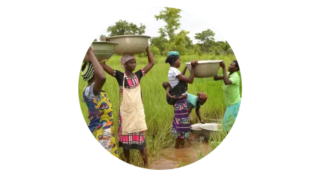 Frauen müssen Wasser holen am Fluss vor Start des Projektes