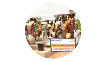Schülerinnen holen sauberes Wasser am Brunnen