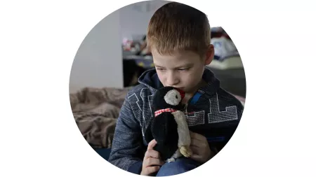 Geflüchteter Junge aus der Ukraine mit seinem Kuscheltier
