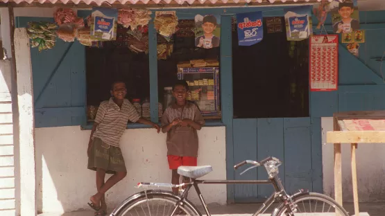 Frauen treffen sich gemeinsam über die Projektimplementierung von World Vision zu sprechen