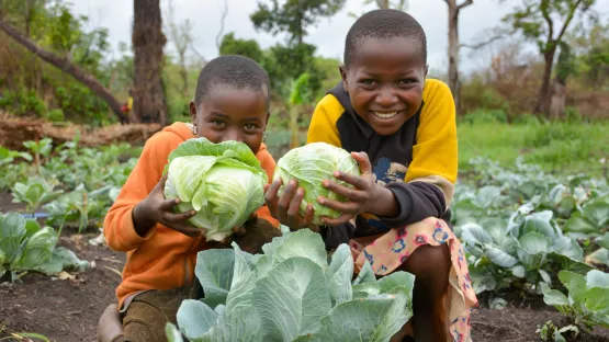 Zwei Kinder auf einem Feld im Südsudan