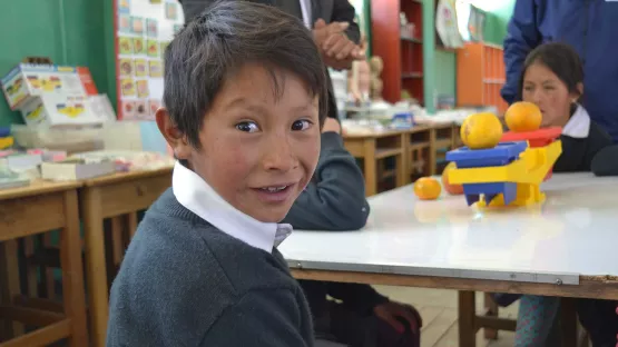 Junge in seiner Klasse in Peru