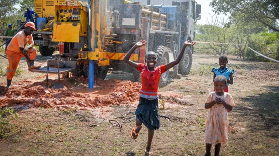 Kind vor Wasserbrunnen