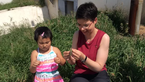 Frau Geigenmüller besucht ihr Patenkind Munkhdelger in Ulaan Baatar in der Mongolei