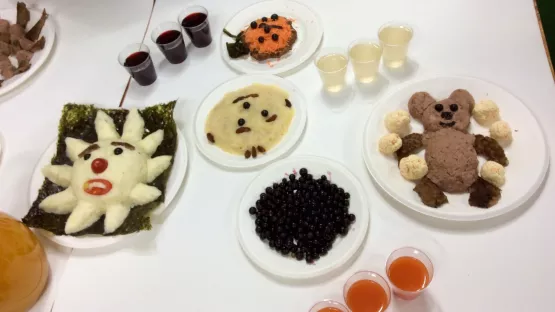 Bei dem Patenbesuch in Ulaan Baatar in der Mongolei, genießen die Teilnehmer mongolische Spezialitäten