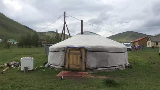 Dei Teilnehmer der Patenreise sehen eine mongolische Jurte "Gur" in Ulaan Baatar