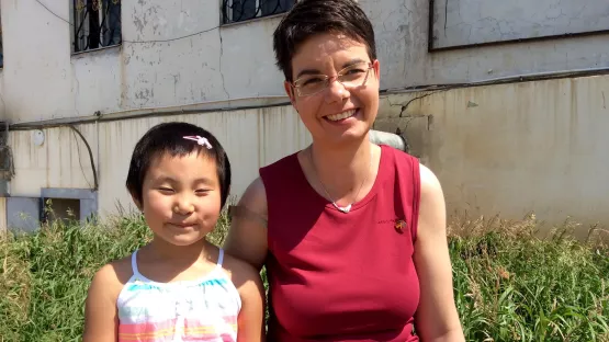Frau Geigenmüller besucht ihr Patenkind Munkhdelger in Ulaan Baatar in der Mongolei