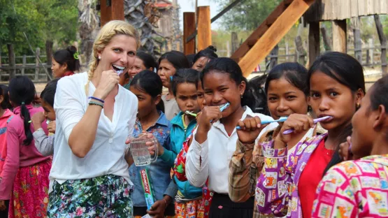 Jeannette darf vorführen, wie man Zähne putzt.