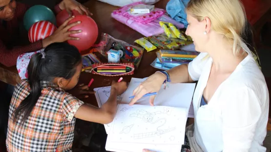 Jeannette malt mit ihrem Patenkind