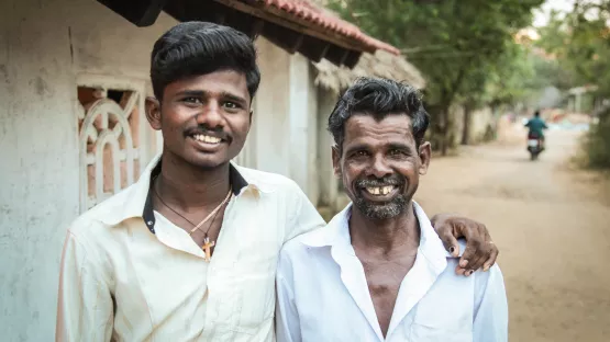 Ehemaliges Patenkind aus Indien mit seinem Vater in seinem Heimatdorf.