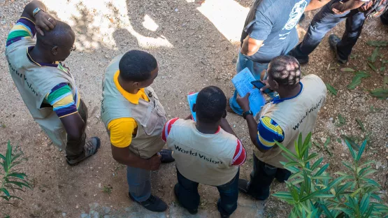 World Vision Mitarbeiter planen die Hilfslieferungen