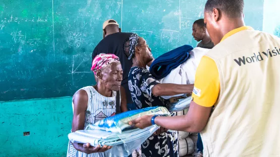 Opfer des Hurrikans bekommen die ersten Hilfsgüter