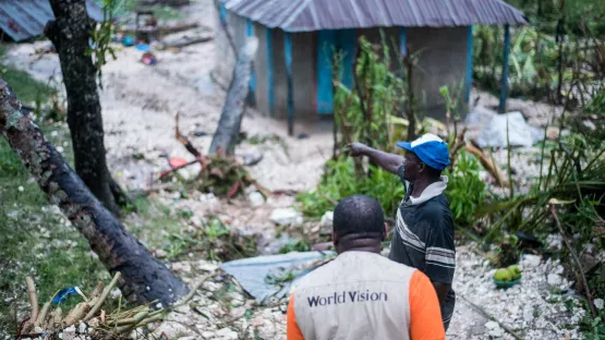 World Vision Mitarbeiter bei Schadensbegutachtung in Haiti nach Hurrikan