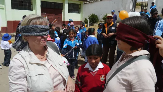 Patin trifft ihr Patenkind in Peru
